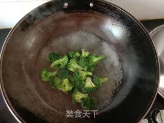 西兰花鱼糕煮米粉的做法步骤：6