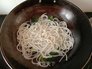 西兰花鱼糕煮米粉的做法步骤：7