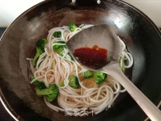 西兰花鱼糕煮米粉的做法步骤：9