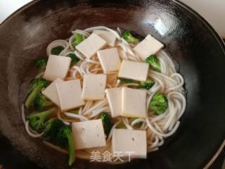 西兰花鱼糕煮米粉的做法步骤：10