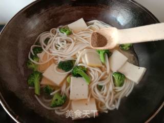 西兰花鱼糕煮米粉的做法步骤：11