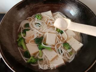 西兰花鱼糕煮米粉的做法步骤：12
