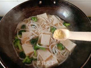 西兰花鱼糕煮米粉的做法步骤：13