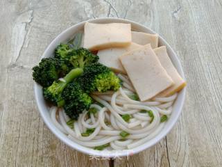 西兰花鱼糕煮米粉的做法步骤：14