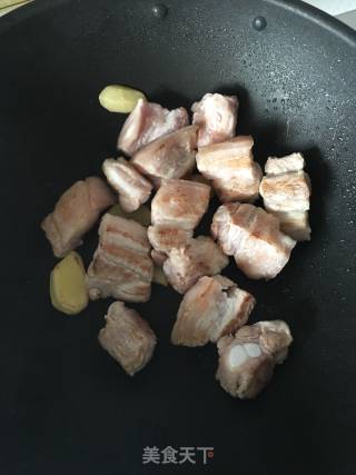 板栗红烧肉的做法步骤：3