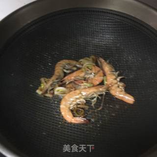 鲜虾热汤面的做法步骤：7