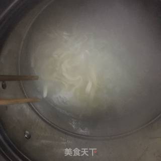 鲜虾热汤面的做法步骤：11