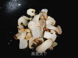 松茸炒鸡蛋的做法步骤：7