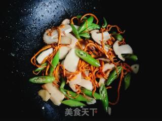 松茸炒鸡蛋的做法步骤：8