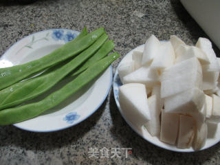 油豆角烧萝卜的做法步骤：1