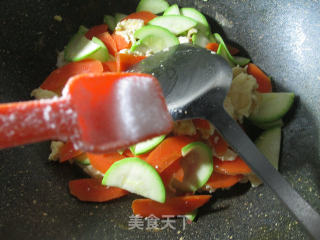 鸭蛋胡萝卜炒西葫芦的做法步骤：6
