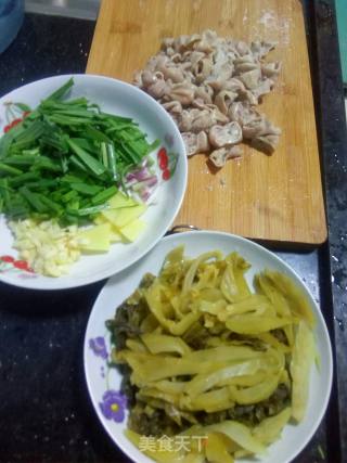 酸菜炒回锅大肠的做法步骤：3