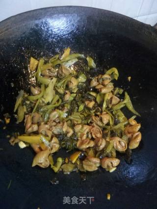 酸菜炒回锅大肠的做法步骤：7