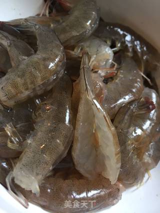 蒜蓉蒸开背粉丝虾的做法步骤：2