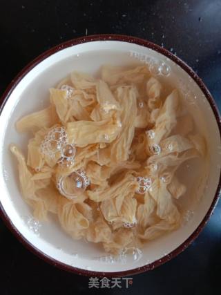 土豆肉丝炒豆油皮的做法步骤：1