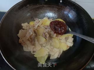 土豆肉丝炒豆油皮的做法步骤：9