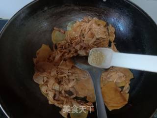 土豆肉丝炒豆油皮的做法步骤：12
