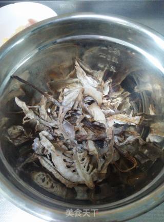 笋干烧鸡的做法步骤：1