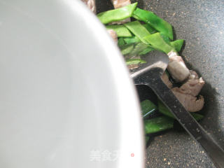 油豆角烧排骨的做法步骤：4