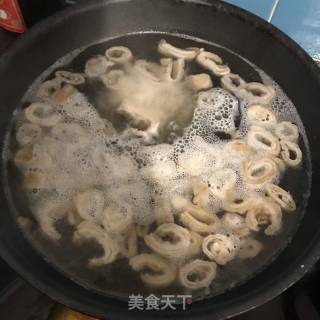 辣子肥肠的做法步骤：1