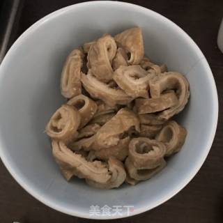辣子肥肠的做法步骤：2