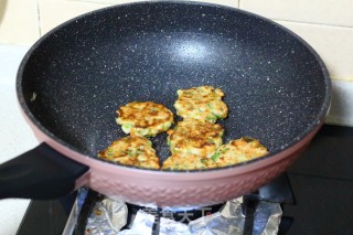 胡萝卜莲藕鸡蛋饼的做法步骤：12