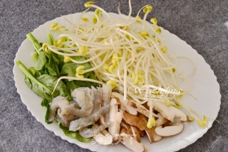 虾仁炒河粉的做法步骤：1