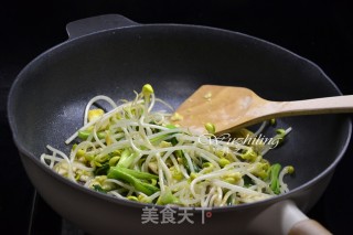 虾仁炒河粉的做法步骤：4
