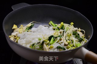 虾仁炒河粉的做法步骤：5