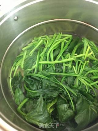 菠菜炒鸡蛋的做法步骤：2
