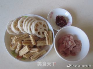 香辣腐竹莲藕炒肉片的做法步骤：1