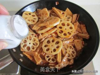 香辣腐竹莲藕炒肉片的做法步骤：7