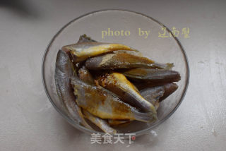 豆瓣烧小黄鱼的做法步骤：2