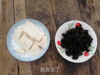 黑木耳豆腐炖鱼的做法步骤：3