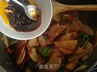 老干妈炒萝卜片的做法步骤：7