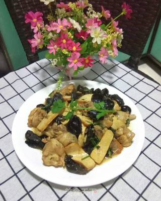 木耳香干烧鸡肉的做法步骤：10