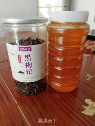 黑枸杞蜂蜜水的做法步骤：1