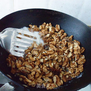 盐酥核桃仁的做法步骤：5