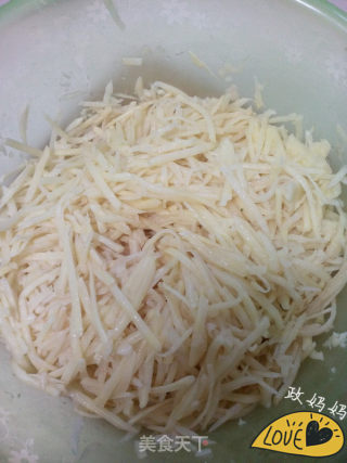 土豆饼的做法步骤：2