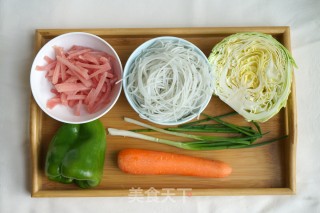 肉丝圆白菜炖粉条的做法步骤：1