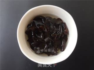 双耳菜花炒肉片的做法步骤：2