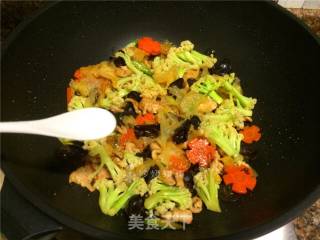 双耳菜花炒肉片的做法步骤：9