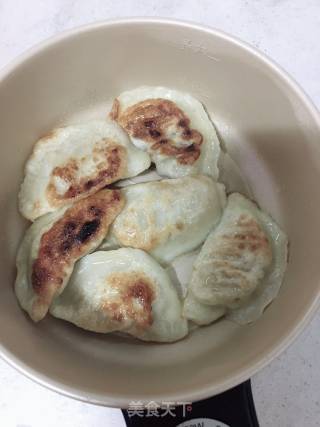 煎剩饺子的做法步骤：4