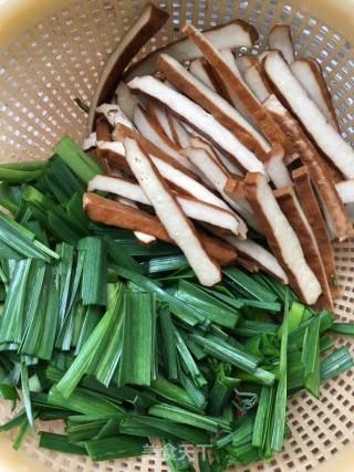 大蒜鸡蛋炒香干的做法步骤：1