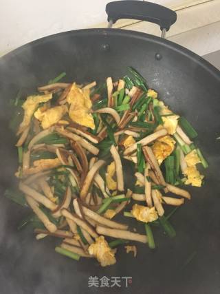 大蒜鸡蛋炒香干的做法步骤：7