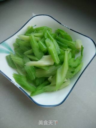 海米拌芹菜的做法步骤：6