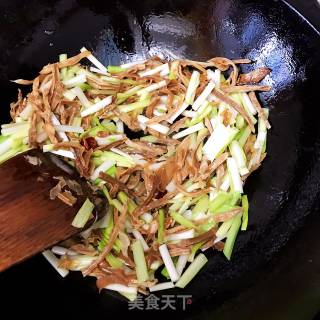 笋丝炒韭黄的做法步骤：5