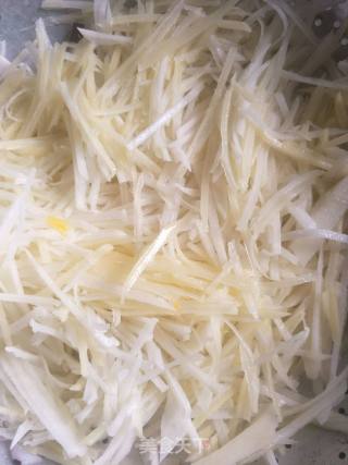 干扁土豆丝的做法步骤：1