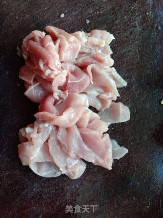 青红椒洋葱炒肉的做法步骤：1