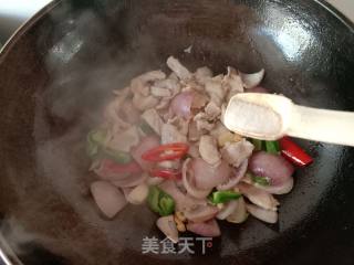 青红椒洋葱炒肉的做法步骤：16
